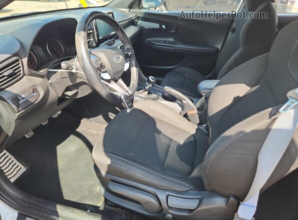 KMHT36AH7LU004857 2020 HYUNDAI VELOSTER White Вид салону спереду