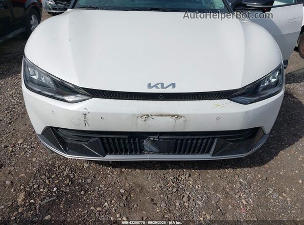 KNDC3DLC7N5076195 2022 KIA EV6 White 
