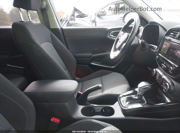 KNDJ33AU7L7015377 2020 KIA SOUL Серебряный Вид салона спереди