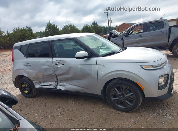 KNDJ33AU7L7015377 2020 KIA SOUL Серебряный Вид задней части салона