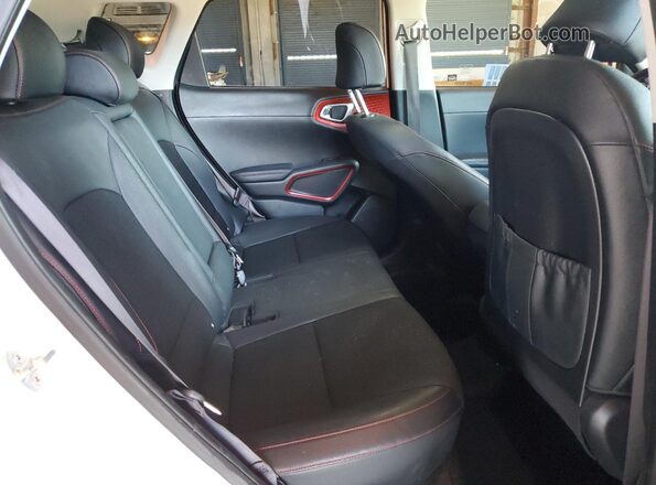 KNDJ53AF0L7709954 2020 KIA SOUL White Հետևի նստատեղերի տեսք