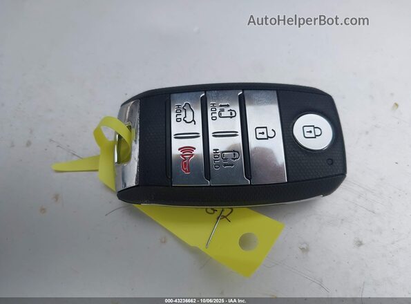 KNDMB5C15H6335650 2017 KIA SEDONA White Widok deski rozdzielczej