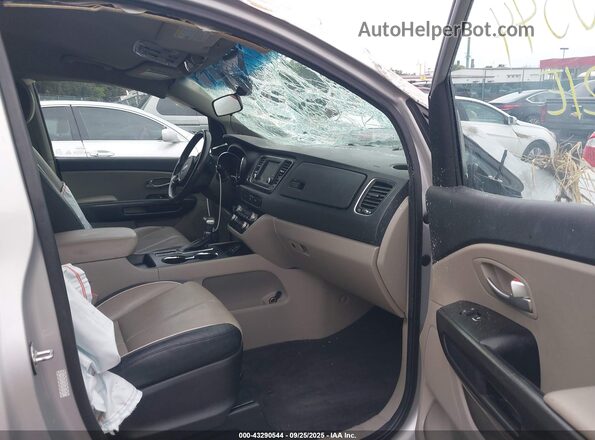 KNDMB5C19L6591623 2020 KIA SEDONA Silver Вид салону спереду