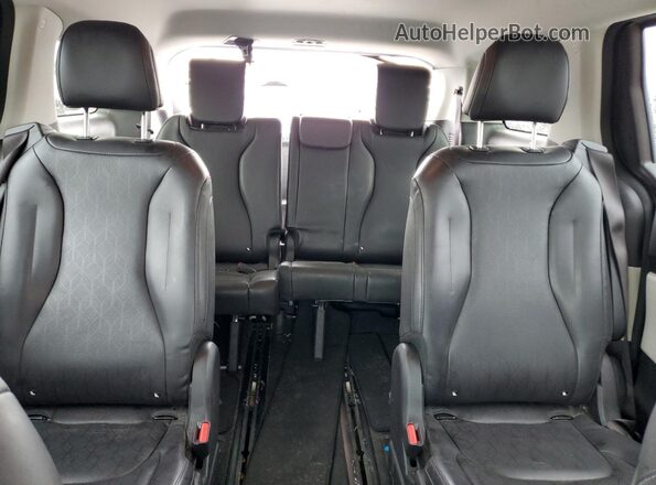 KNDNB4H35P6239864 2023 KIA CARNIVAL Silver 
