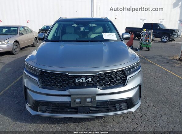 KNDRMDLG5P5136424 2023 KIA SORENTO HYBRID Gray Vista interior trasera