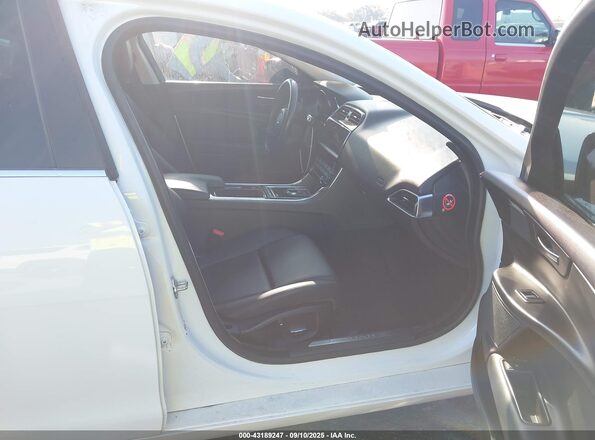 SAJAR4FX6KCP52634 2019 JAGUAR XF Белый Вид салона спереди