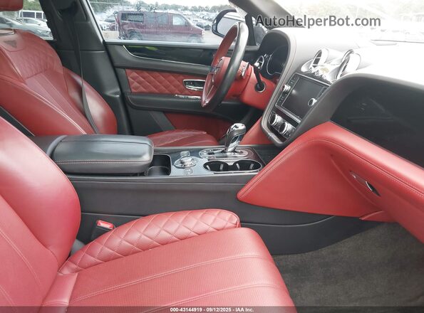 SJAAC2ZV0HC014188 2017 BENTLEY BENTAYGA Черный Вид салона спереди