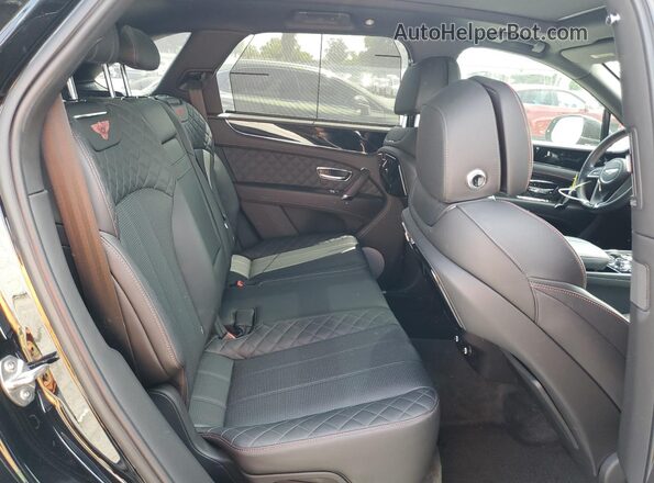 SJAAC2ZV6HC015703 2017 BENTLEY BENTAYGA Black Widok wnętrza z tyłu