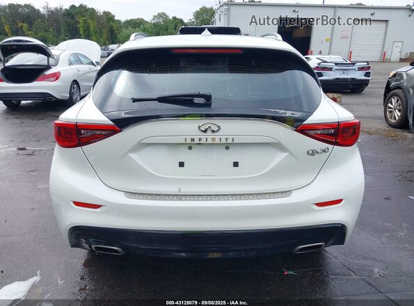 SJKCH5CP0JA050109 2018 INFINITI QX30 White 