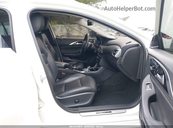 SJKCH5CP0JA050109 2018 INFINITI QX30 White 
