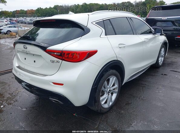 SJKCH5CP0JA050109 2018 INFINITI QX30 White 