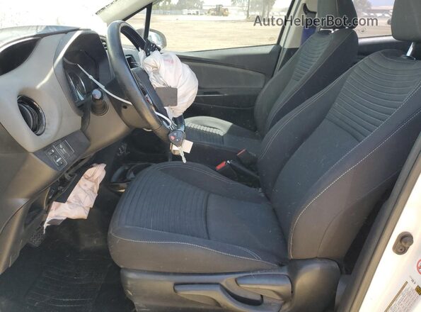 VNKKTUD33GA070356 2016 TOYOTA YARIS Белый Вид салона спереди