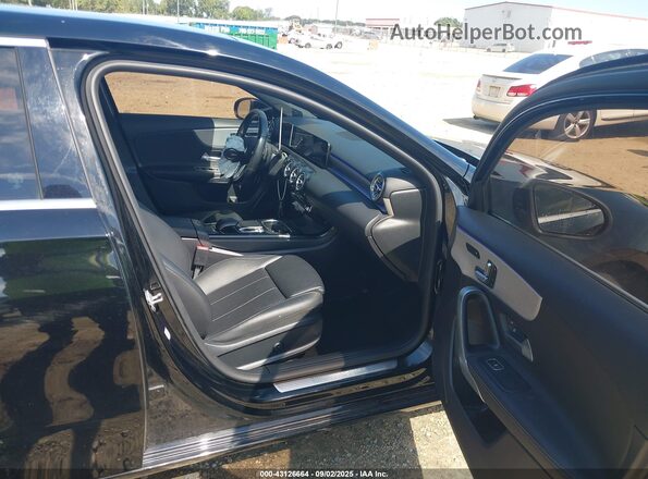 W1K3G4EB9LJ229405 2020 MERCEDES-BENZ A 220 Black Widok wnętrza z przodu