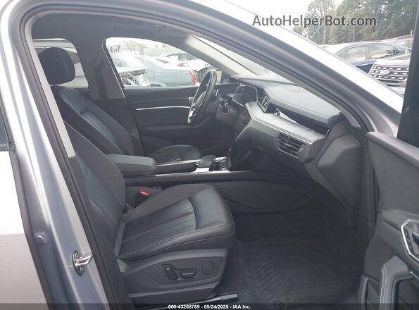 WA1AAAGE0NB045633 2022 AUDI E-TRON Silver Front interior view
