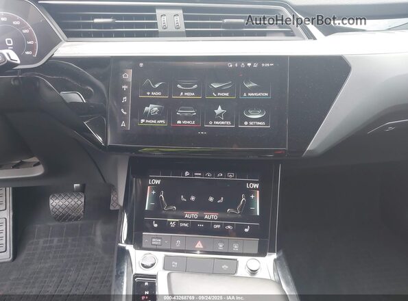 WA1AAAGE0NB045633 2022 AUDI E-TRON Silver 
