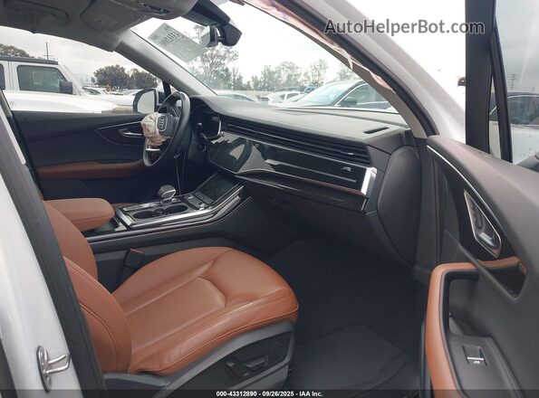 WA1ACBF7XPD021639 2023 AUDI Q7 White Widok wnętrza z przodu