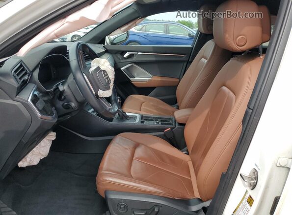 WA1AECF38L1032079 2020 AUDI Q3 White Front interior view