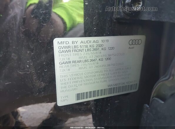 WA1AECF3XL1026171 2020 AUDI Q3 Black Widok komory silnika