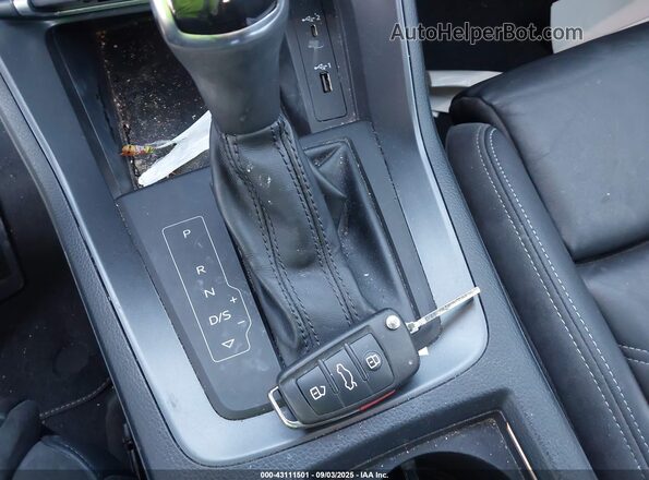 WA1DECF30M1064006 2021 AUDI Q3 Black Dashboard view
