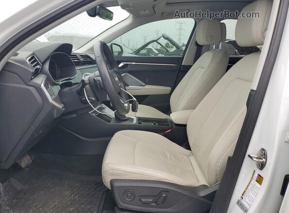 WA1DECF33M1075033 2021 AUDI Q3 White Вид салону спереду