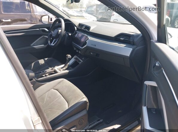 WA1DECF36M1028109 2021 AUDI Q3 White Widok wnętrza z przodu