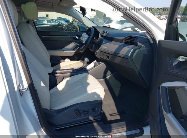 WA1EECF37N1090169 2022 AUDI Q3 White Front interior view