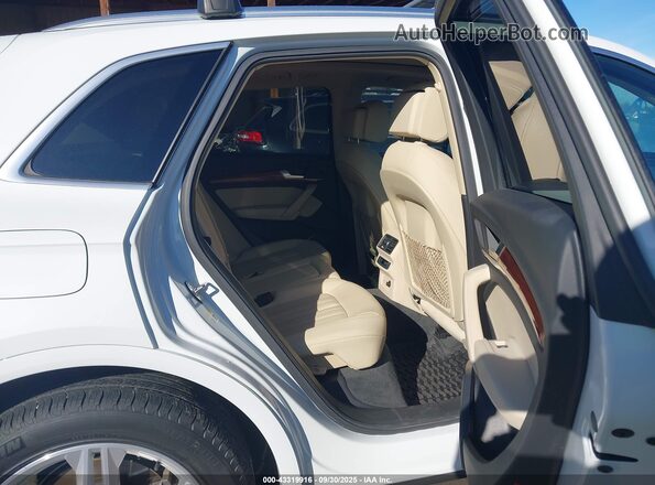 WA1G2AFY4M2065966 2021 AUDI Q5 White Vista de la etiqueta del VIN