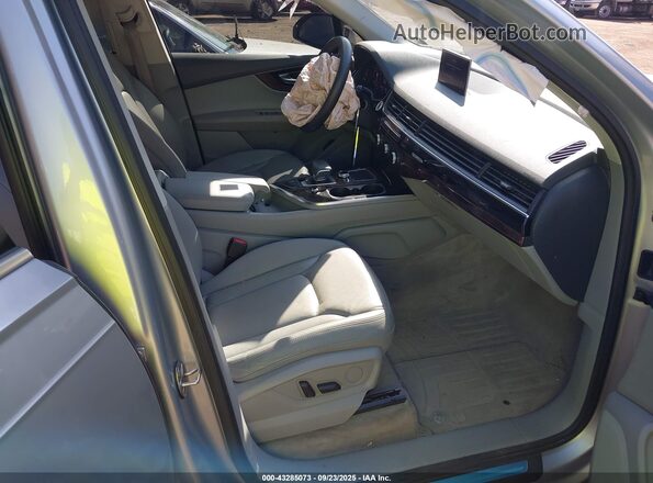 WA1LAAF72HD019815 2017 AUDI Q7 Серебряный Вид салона спереди
