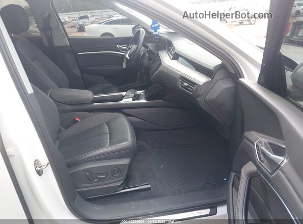 WA1LAAGEXMB037787 2021 AUDI E-TRON White წინა სალონის ხედი