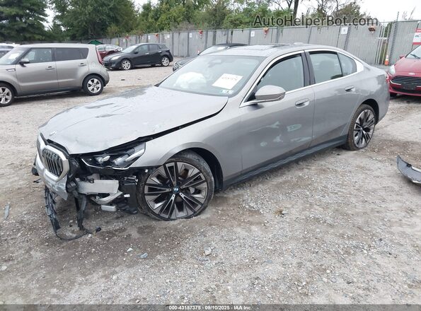 WBA53FJ02RCP18544 2024 BMW 5 SERIES Beige Առջևի ձախ երեք քառորդ տեսարան