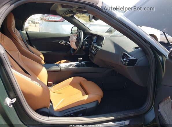 WBAHF9C04SWY38921 2025 BMW Z4 Green Вид салону спереду