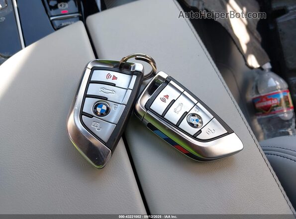 WBS83CH00PCL70074 2023 BMW M5 Silver Առջևի վահանակի տեսք