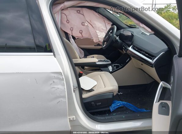 WBX73EF0XP5X50287 2023 BMW X1 White Widok wnętrza z przodu