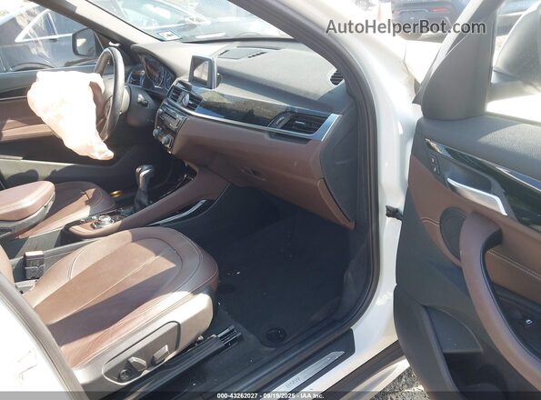 WBXHT3C37GP887814 2016 BMW X1 White Vista interior delantera