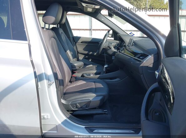 WBXHU7C51K5L09959 2019 BMW X1 Silver Вид салону спереду