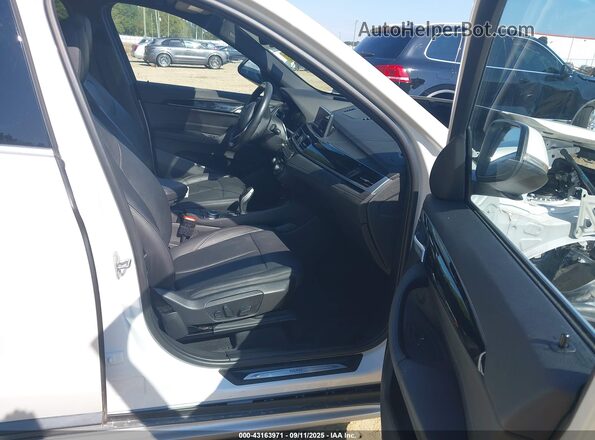 WBXJG7C03N5U62893 2022 BMW X1 White წინა სალონის ხედი