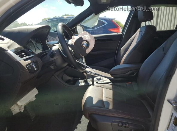 WBXJG9C00M5U43258 2021 BMW X1 White Vista interior delantera