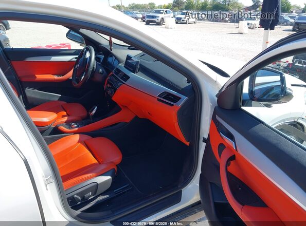 WBXYJ1C02L5R13323 2020 BMW X2 Белый Вид салона спереди