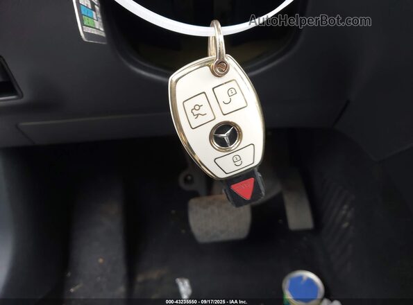 WDCTG4GB3KJ585543 2019 MERCEDES-BENZ GLA White Vista del salpicadero