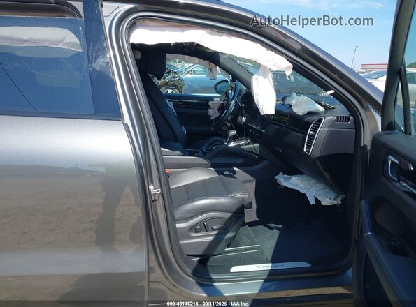WP1AA2AY9PDA07838 2023 PORSCHE CAYENNE Gray Widok wnętrza z przodu