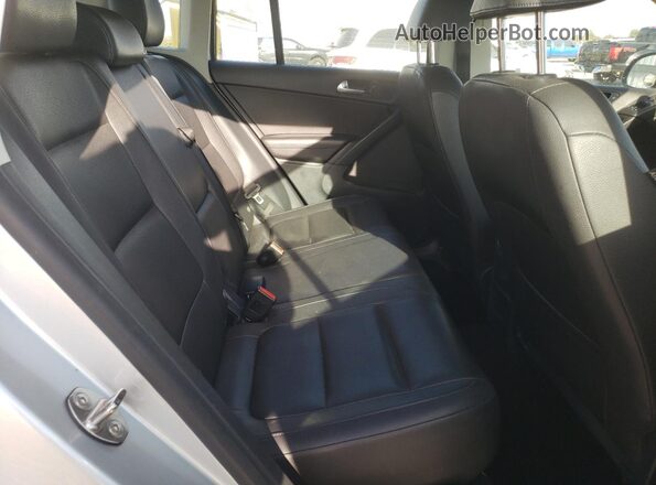 WVGAV7AX8HK036279 2017 VOLKSWAGEN TIGUAN Silver Widok wnętrza z tyłu