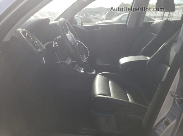 WVGAV7AX8HK036279 2017 VOLKSWAGEN TIGUAN Silver Widok wnętrza z przodu