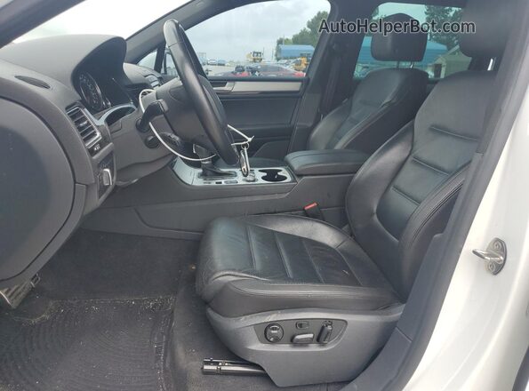 WVGRF7BP2HD004883 2017 VOLKSWAGEN TOUAREG White Vista interior delantera
