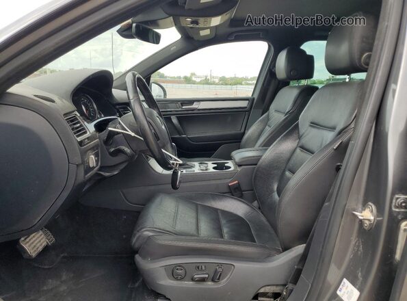 WVGRF7BP3HD002656 2017 VOLKSWAGEN TOUAREG Серый Вид салона спереди