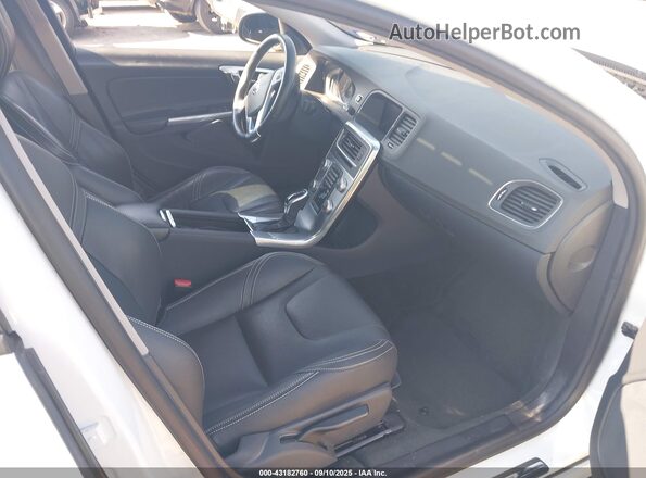 YV126MFL6J2456360 2018 VOLVO S60 Белый Вид салона спереди
