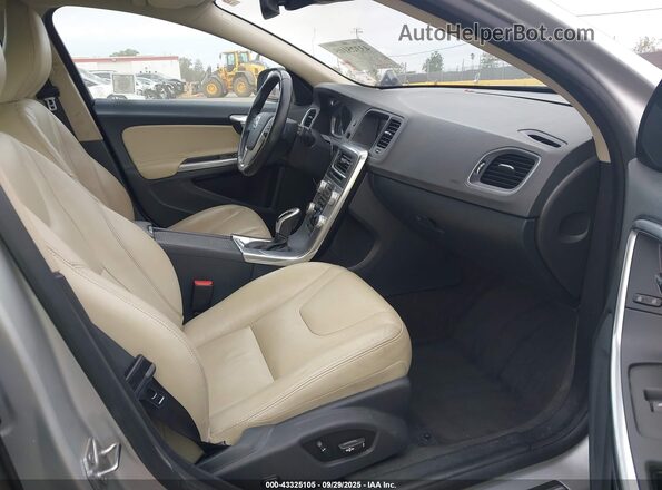YV140MEK4H1331683 2017 VOLVO V60 Silver წინა სალონის ხედი