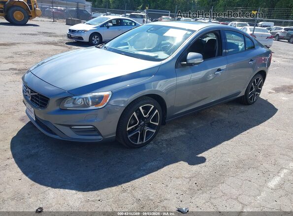 YV140MTLXJ2453878 2018 VOLVO S60 Gray Vista tres cuartos delantera izquierda