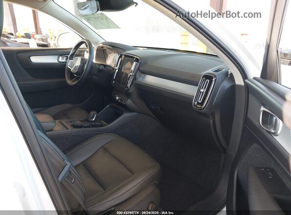YV4162UK0L2221100 2020 VOLVO XC40 White Front interior view