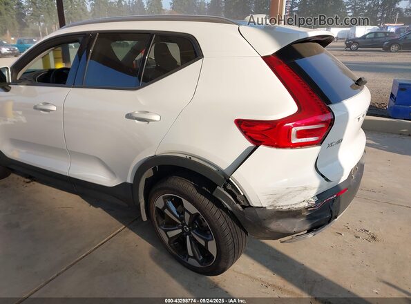 YV4162UK0L2221100 2020 VOLVO XC40 White Front view
