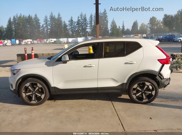 YV4162UK0L2221100 2020 VOLVO XC40 White Rear interior view